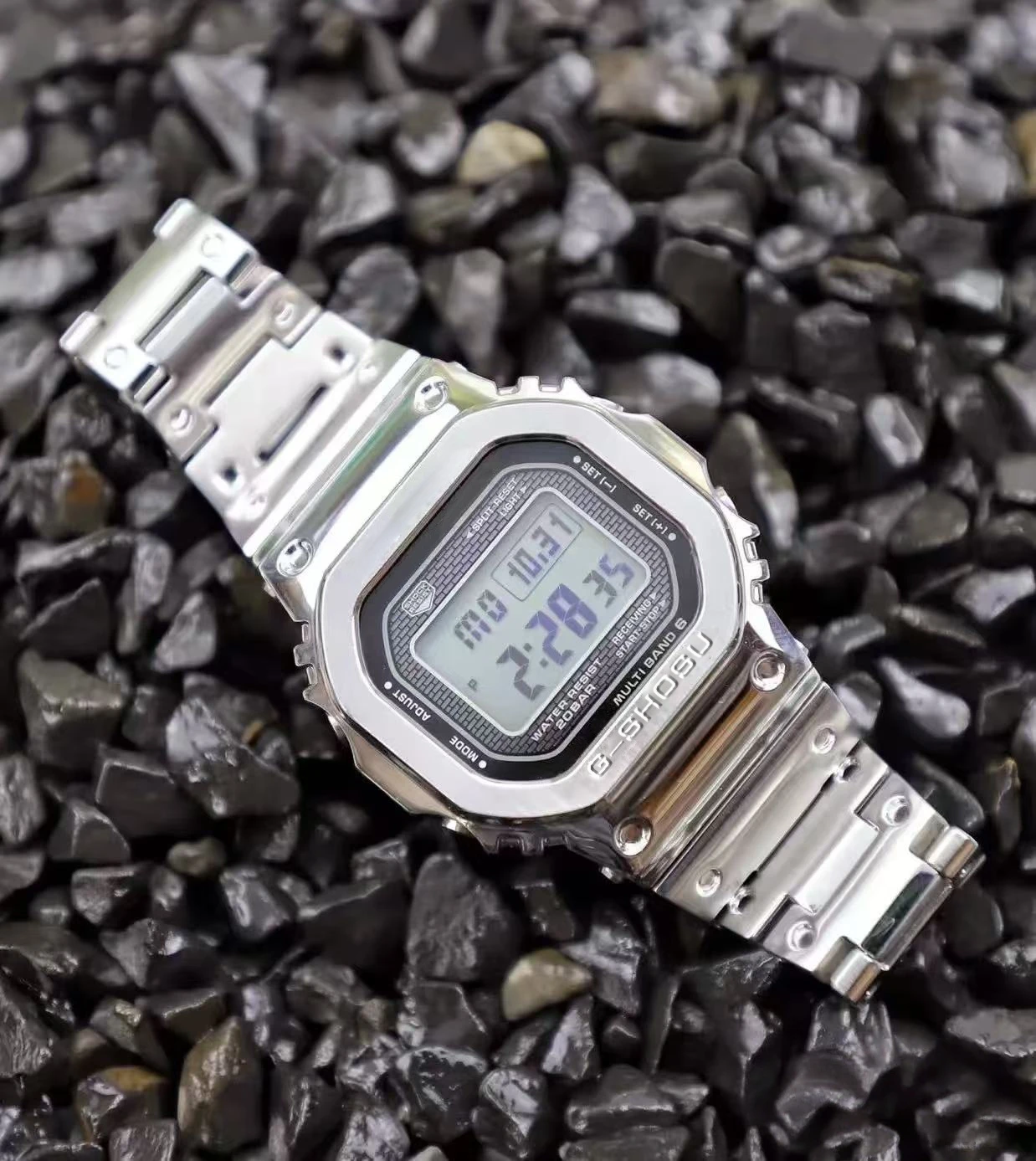 

Квадратные спортивные электронные цифровые часы для мужчин и женщин. Полная функциональность. Светодиодный дисплей по всему миру. Застежка-бабочка.