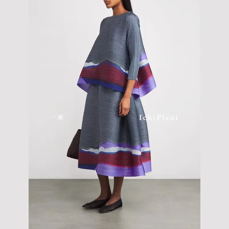 

Женский комплект из двух предметов: топ с волнообразным узором серо-фиолетового цвета и плиссированная юбка миди с рукавом до локтя. Элегантный, модный, повседневный стиль. Тренд 2025 года.