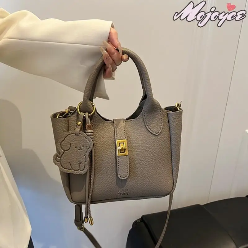 

Women's Basket Bag PU Bucket Bags Puppy Pendant Retro Tote Handbag Lychee Pattern Luxury Shoulder Bag Chic Causal Crossbody Bags