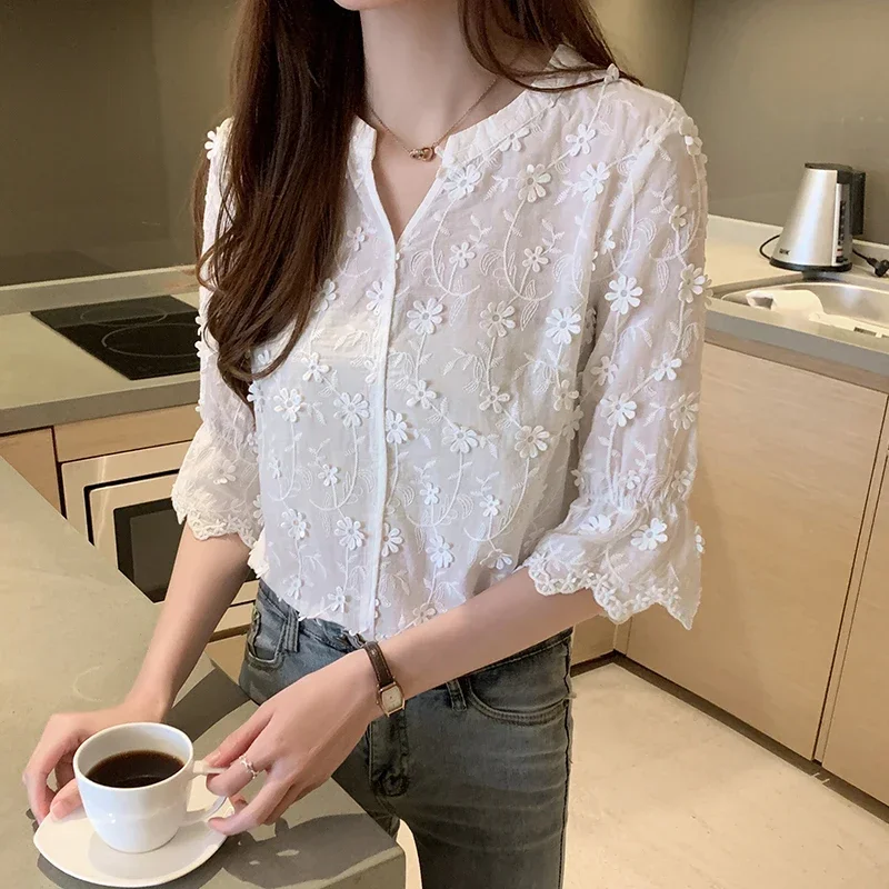 Fashion Lady\'s Shirt 2024 Spring New Stereoscopic Embroidered White Pure Cotton Blouse Floral Short Sleeve Woman\'s Shirt 9638