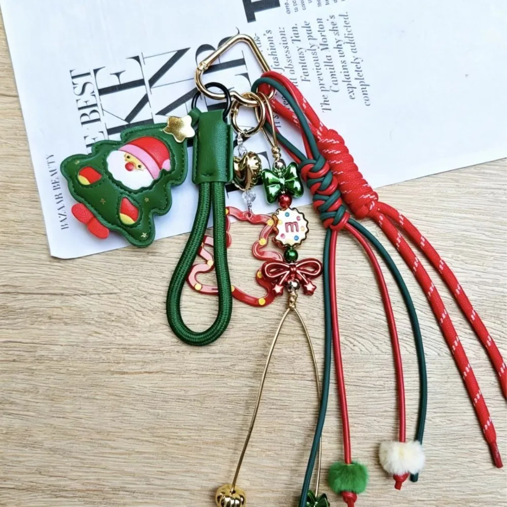 Weihnachtlicher handgefertigter Taschenanhänger, Schlüsselanhänger, grüner Leder-Weihnachtsmann-Baum-Anhänger, rot-grüne geflochtene Rucksack- und Handtaschen-Dekoration, Weihnachtsgeschenk – Detail 2