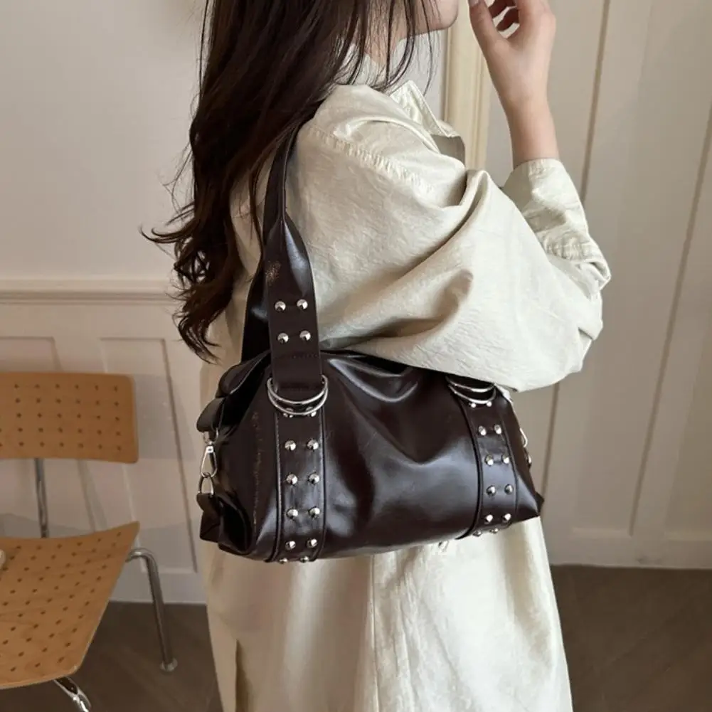 Y2K Punk Handtasche mit Nieten für Damen, aus Kunstleder, große Kapazität, Schultertasche, Vintage-Mode, Boston-Tasche, Umhängetasche für den täglichen Gebrauch. – Detail 15