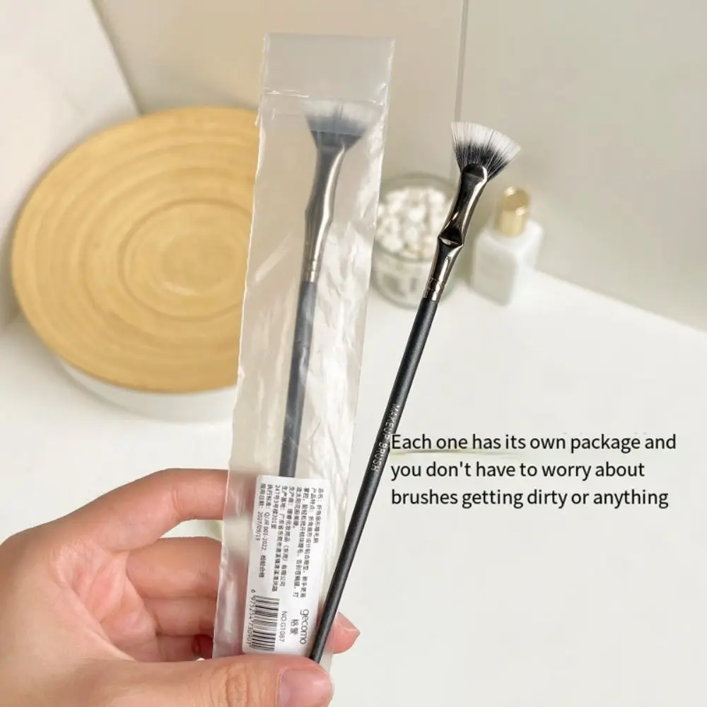 Makeup Brush Angled Fan-shaped Eyelash Brush Fine Professional Mascara Fan Brush Soft Wooden Handle Women