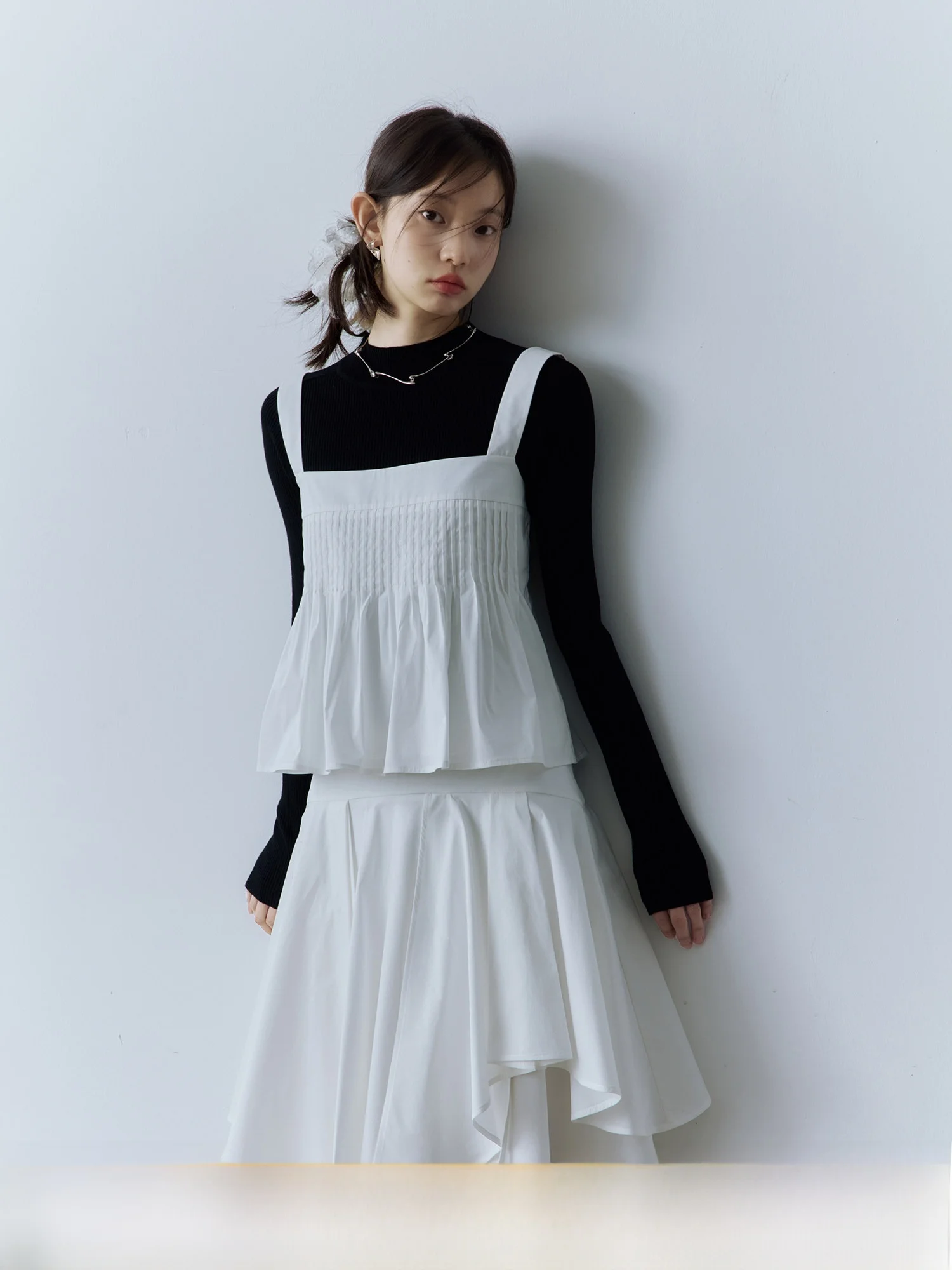 

Плиссированная кукольная блузка Fussed Heavy Du Tooti в цвете Mist White с ремешком, оригинальный дизайн, хлопок, свободный крой, укороченная, однотонная.