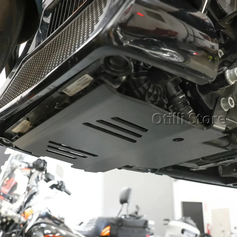 Motorrad Schwarz Motor Chassis Schutz Abdeckung Unter Schutz Skid Für CVO Road Glide FLTRXSE Street Glide Spezielle FLHXSE FLHX