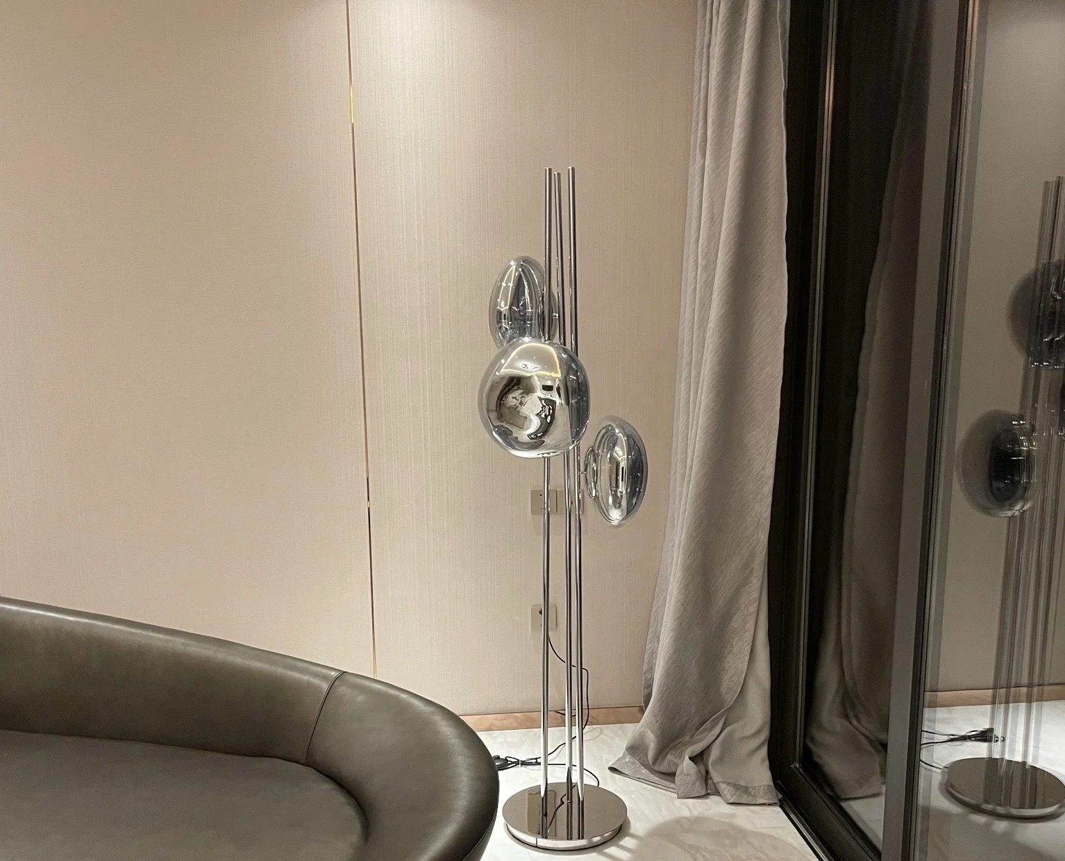 Candeeiro de pé moderno e luxuoso com bola de vidro para sala de estar