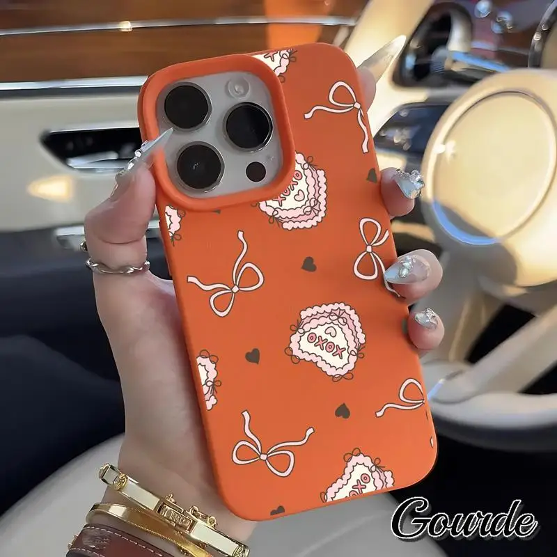 

Gourde Cute Bowknot Cake Bear Pattern Lychee Leather Texture Phone Case for Iphone 16 15 14 12 13 11 Pro Max 8 Plus X Xr Xs Max