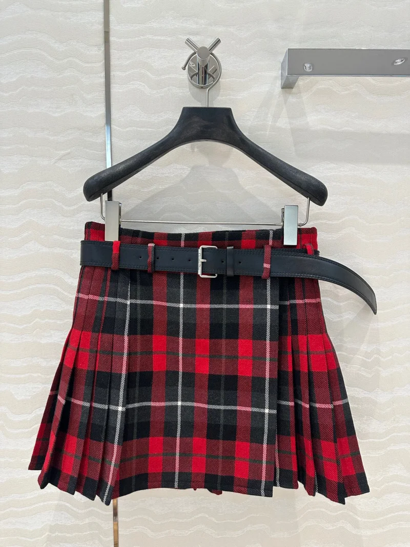 2024 Autumn New Women's Half length Skirt Comfortable and Exquisite College Style Black and Red Grid Belt Folded Wool Short Skir