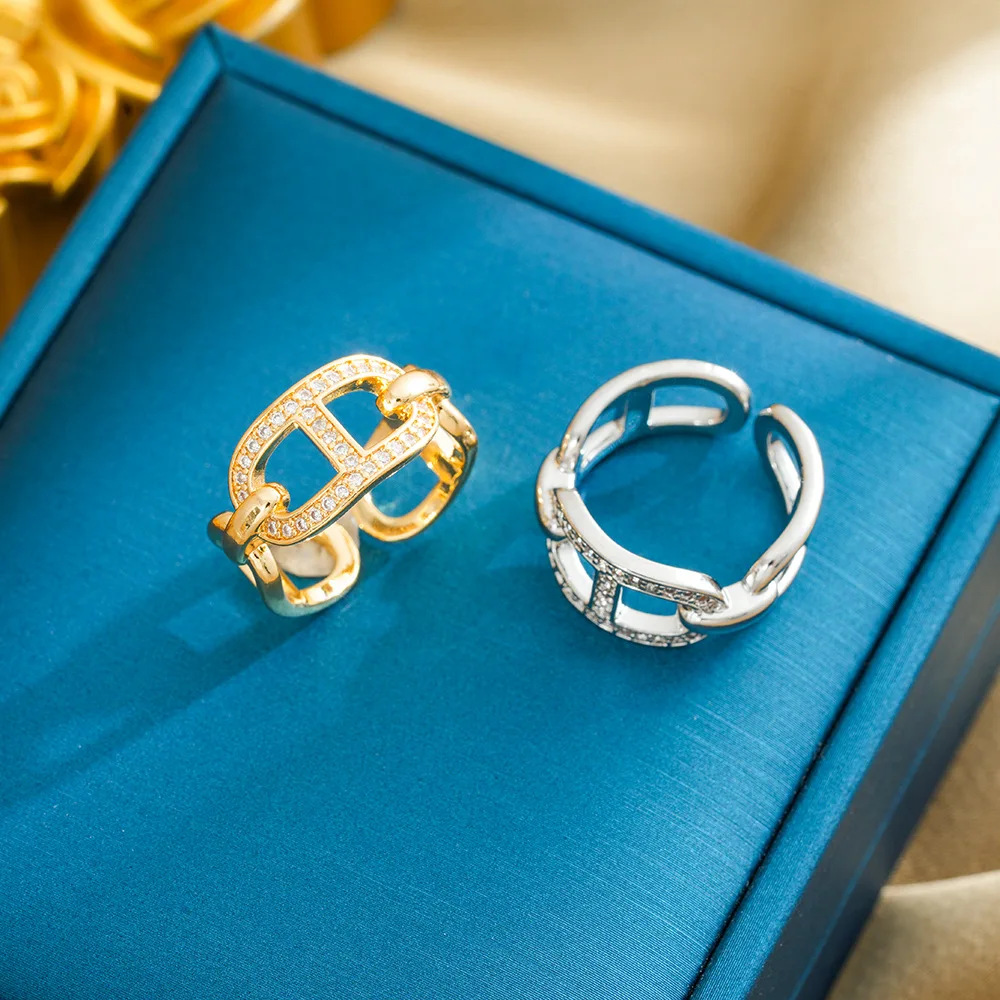 تم رصع أنف الخنزير المجوف بحلقات ماسية، ويتميز بتصميم راقي على أسلوب داخلي للنساء