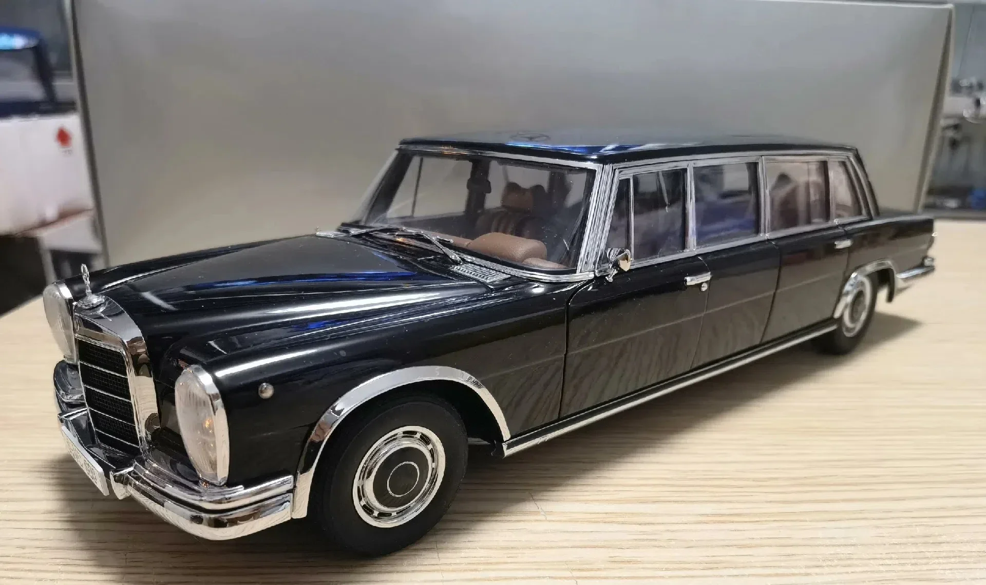 

Autoart 1:18 600 Pullman Black Original Factory Box Simulation Limited Edition All Open Alloy Metal Static Car Model Toy Gift