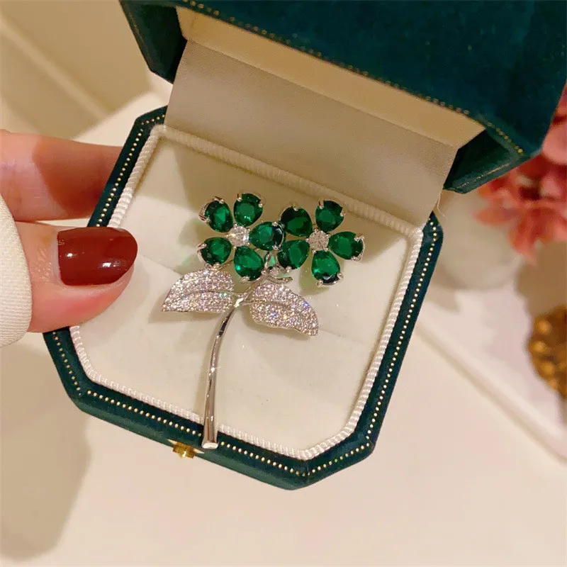 CC Exquisite Brooches Imitation Emerald Flower Shape Corsage Shining Zirconia Suit Pins Vintage Badges Dating Essentials B346
