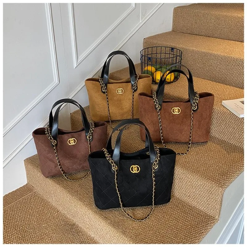 

Элегантная дизайнерская большая сумка-тоут для подгузников, женская кожаная сумка класса люкс с большой вместимостью, стильная сумка через плечо для организованного хранения.