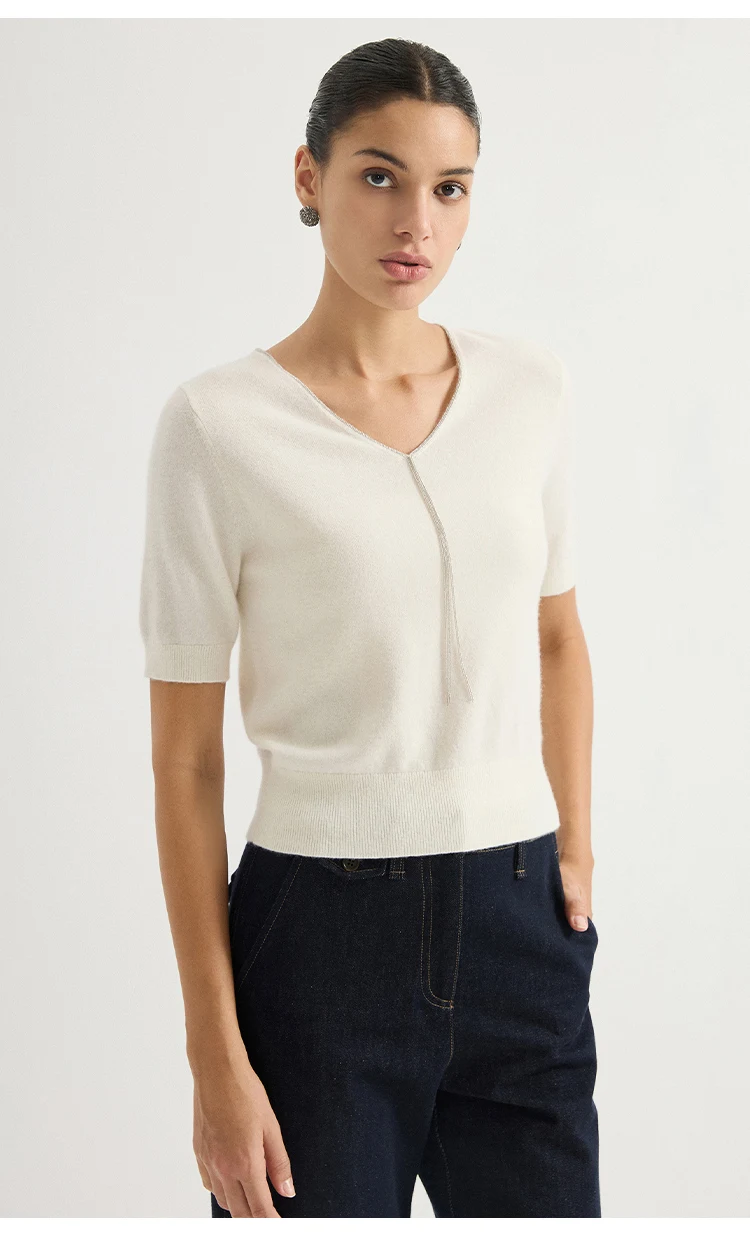 BD3621750 Damen-Pullover aus 100% Kaschmir mit V-Ausschnitt, kurzen Ärmeln, hängendem Kettendetail, weich, dezenter Luxus, elegant, für den frühen Herbst. – Detail 8