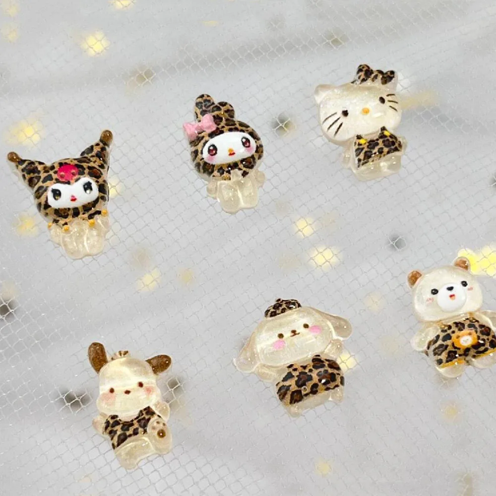 50 Stück-y2k Leopardenmuster Hello Kitty, My Melody, Kuromi Nagel Charms Niedliche Harz Flatback Nageldekoration Zubehör für Herbst Winter