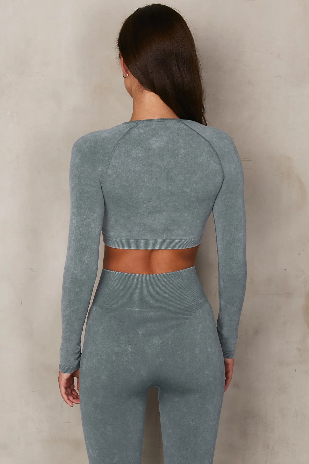 A set of seamless yoga clothes for women with long sleeves that are versatile and fashionable