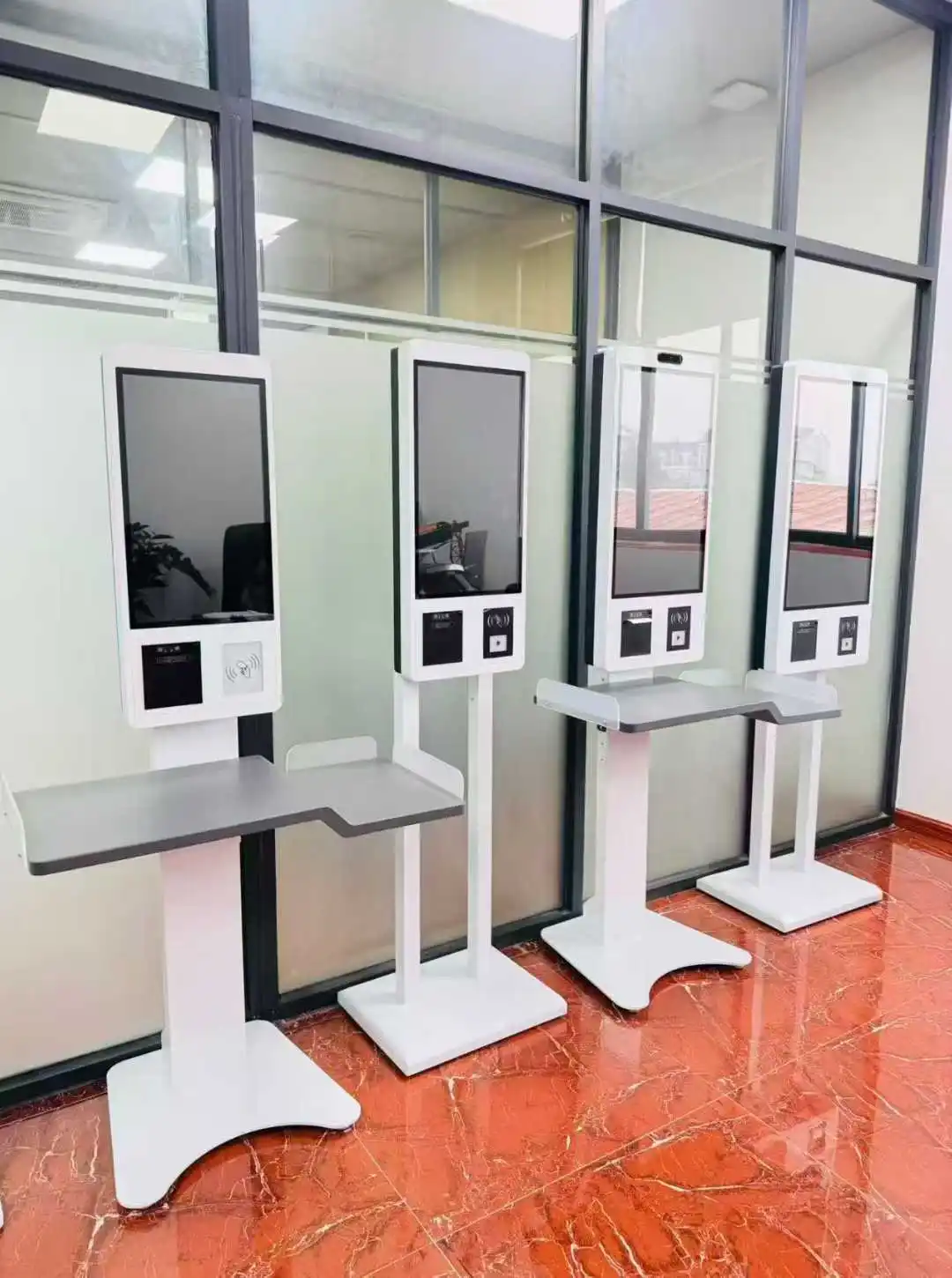 آلة قارئ الباركود التعرف على الوجه 21.5-32 بوصة Full HD لمطعم الوجبات السريعة الساخن بيع طلب الطعام في الأماكن المغلقة