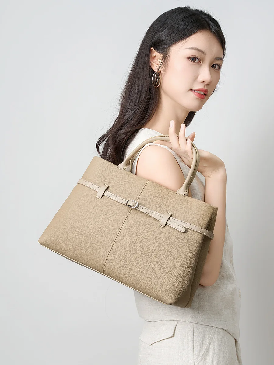 

Elegant Luxury Handbag for Women Famous Brand Style Tote Bag with High Quality Finish Perfect for Office or Travel