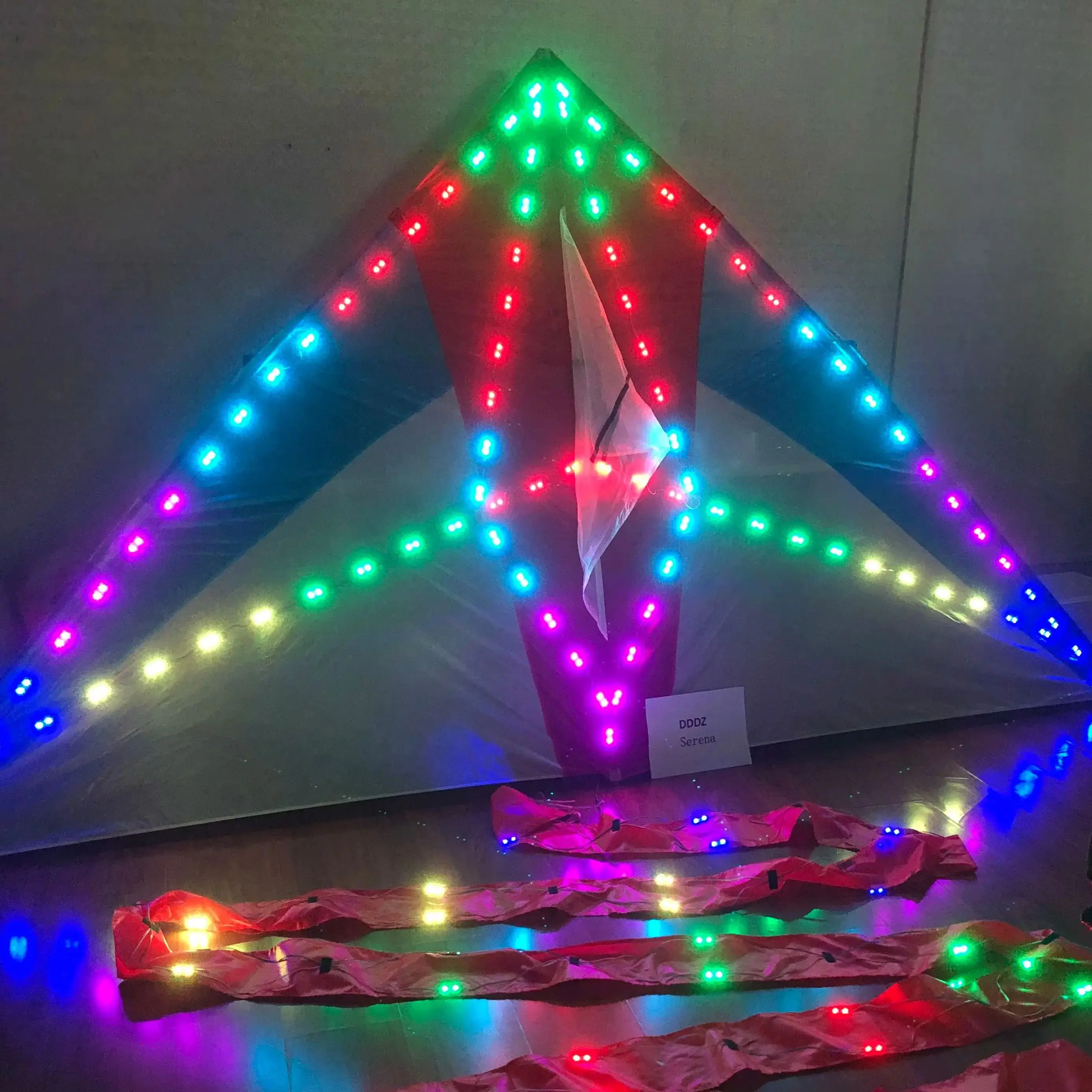 Pipa de noche delta grande LED 3 SQM diamante militar 544 pipa triangular de tela Ripstop con luces y colas de tubo volando por la noche