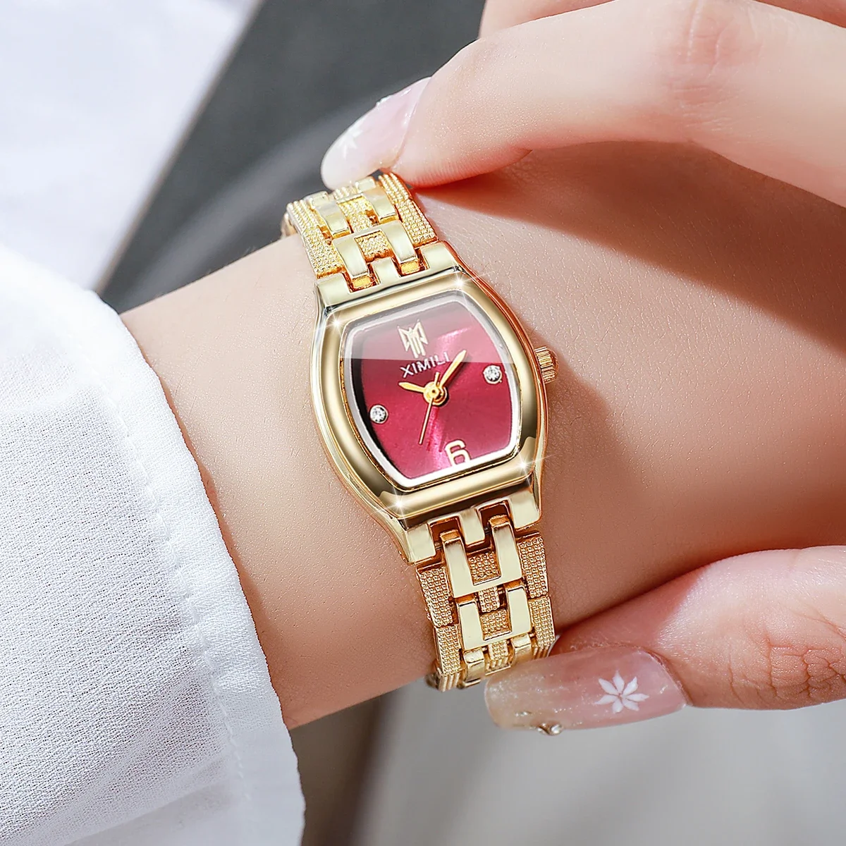 Fashion Women Quartz Watch Tonneau Red Dial Golden Bracelet Strap Ladies Dress Wristwatches Clock Relogio Feminino（Without Box）