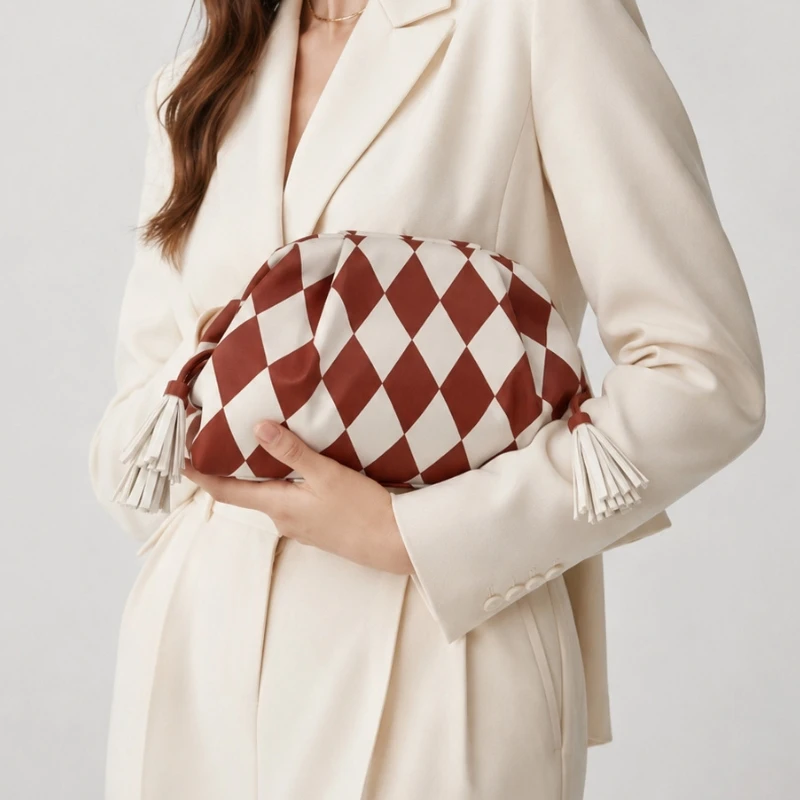 Fashion Brown White Contrasting Color Diamond Pattern Women's PU Leather Clutch Bag Pleated Tassel Decorated Clutch Evening Bag