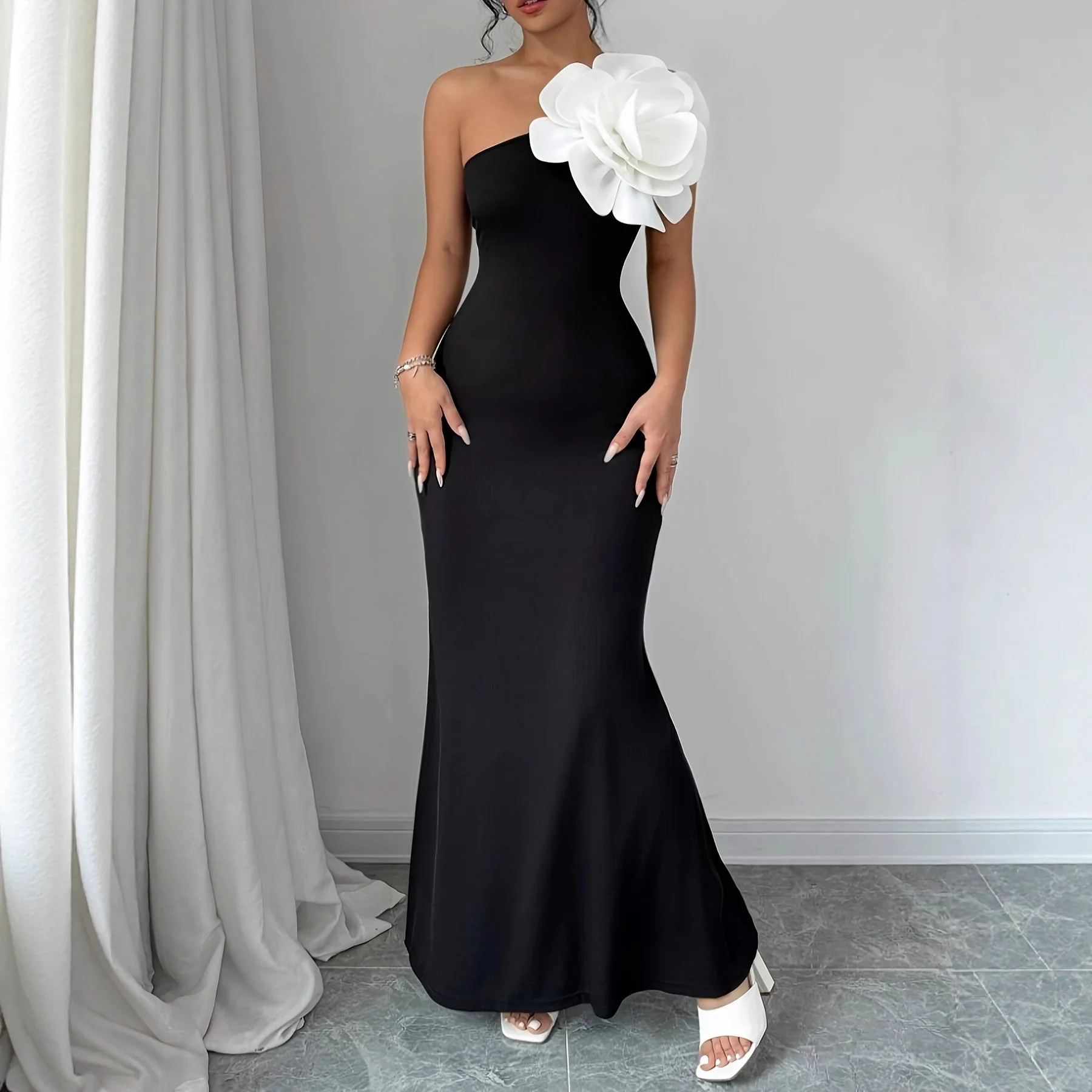 Women's New Fashion Tube Top Dress Slim Fit Classic Solid Color Pure Black Slimming Elegant Sloping Shoulder Dress ins style