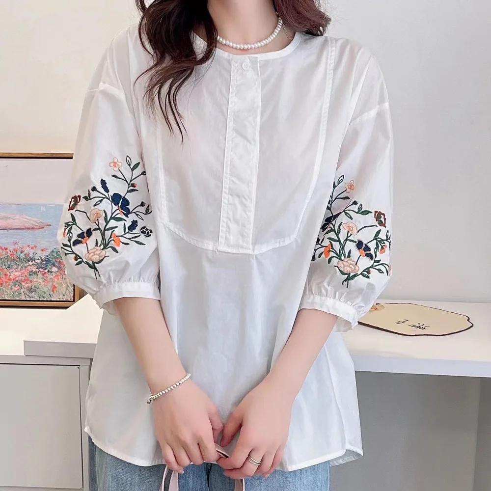Nieuw zomer katoenen shirt met lantaarnmouwen, dames O-hals borduurknop, Mori Girl Vintage Japanse stijl losse blouse T56650CC