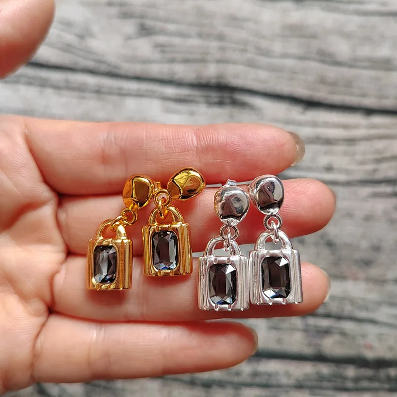 

Новые серебряные серьги с серыми камнями, бестселлер 2026 года в Европе и Америке, идеально подходят для повседневной носки.