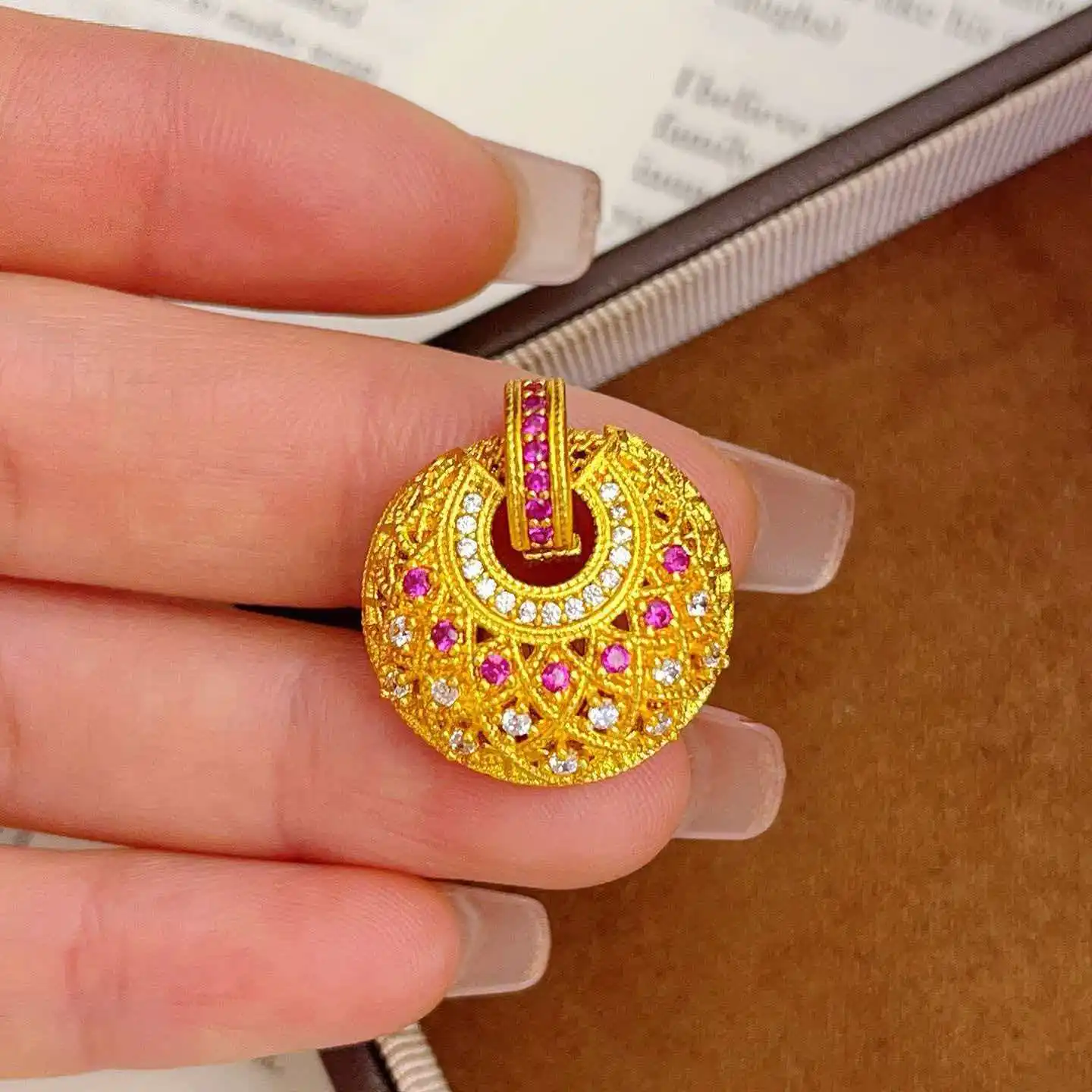Fashion Kt18 Golden Hollow Zircon Ring Pendant for Women Bride Wedding Engagement Pendant Without Chain Jewelry Not Fade