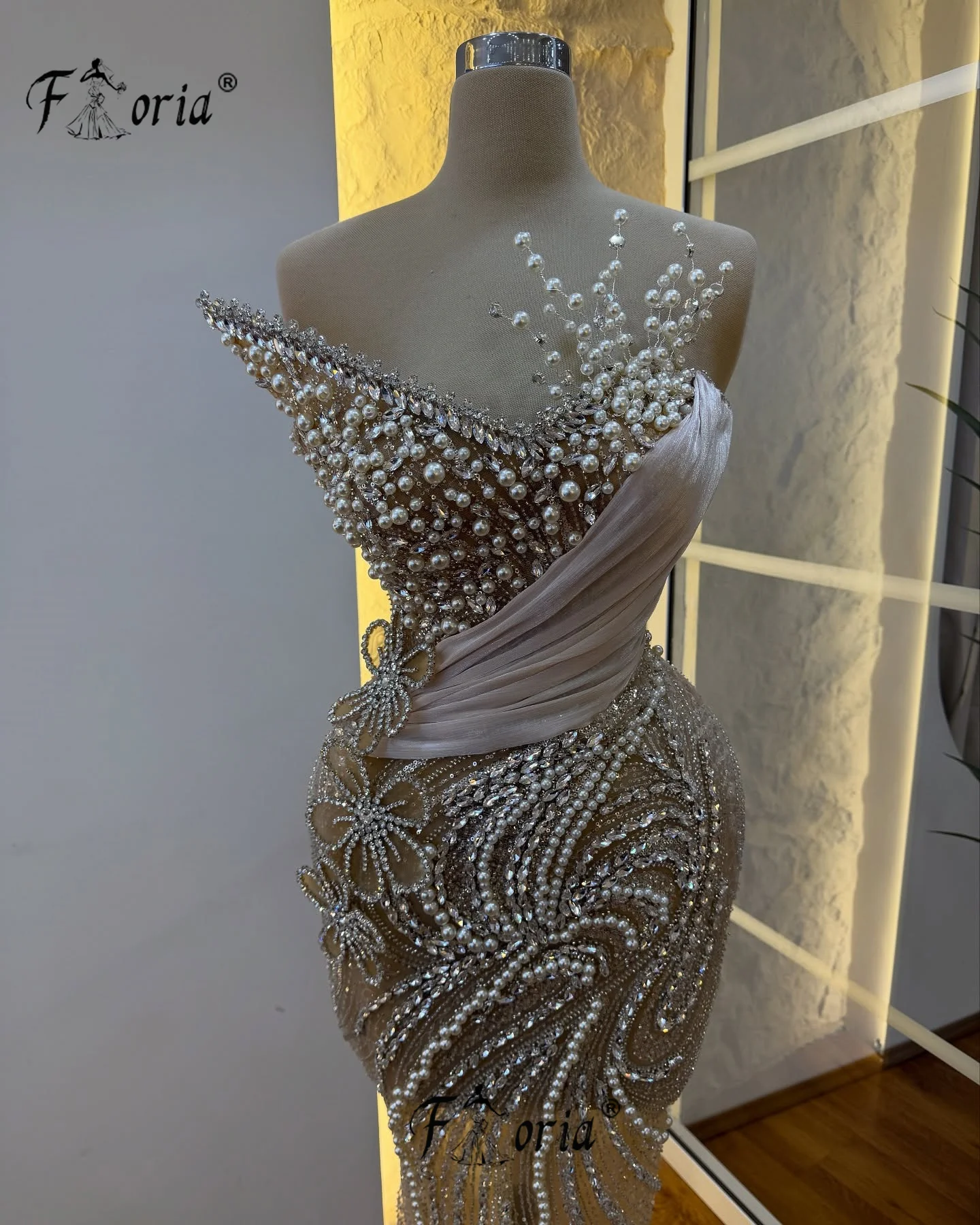 ชุดราตรีทรงเมอร์เมดประดับมุกทันสมัย สีแชมเปญ แต่งลูกไม้ 3 มิติ ชุดออกงานหรูหราสำหรับผู้หญิง ชุดราตรีงานพรอม  รับตัดตามสั่ง ปี 2025