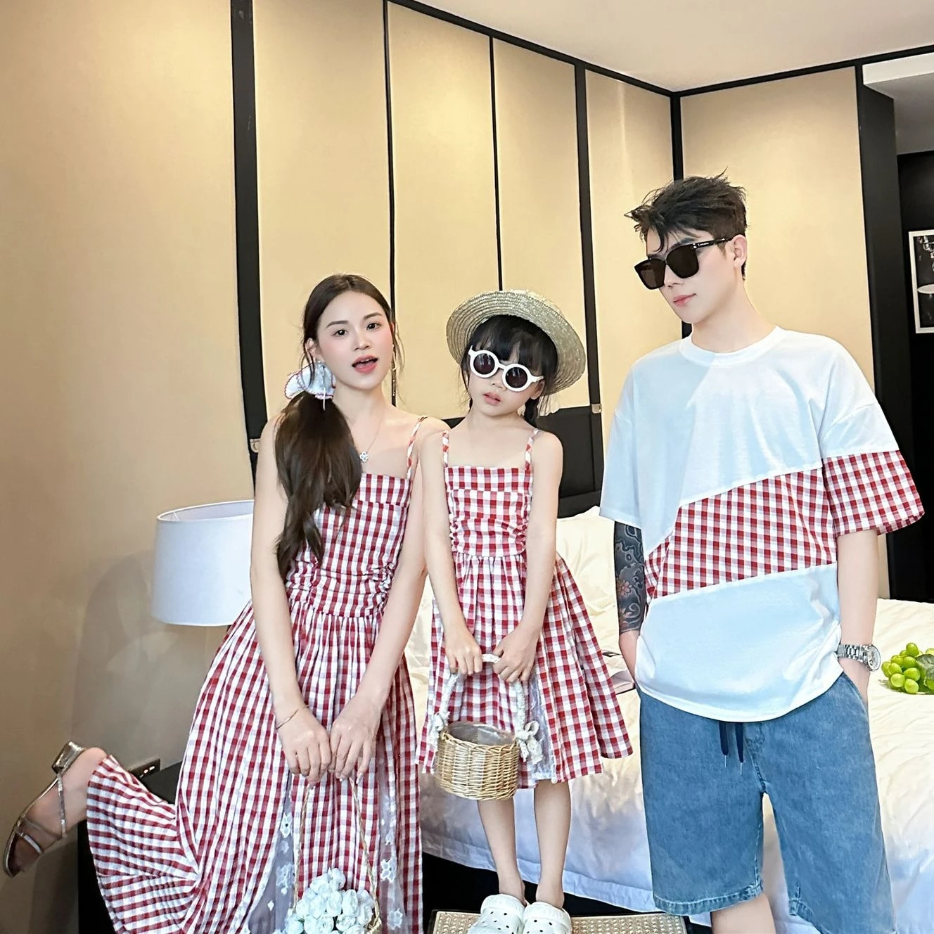 New Family Matching Outfits for Couples Mother Daughter Holiday Dresses Coat Dad Son Tee Shirt Korea Sister Brother Clothes  567