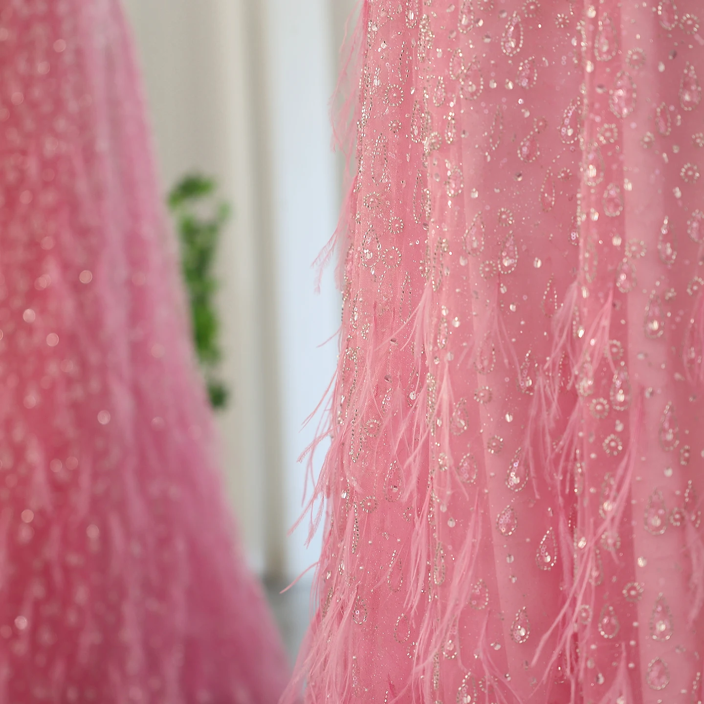 Sharon Said Luxuriöses Federkleid mit einer Schulter und Cape-Ärmeln in Roségold und Flieder für Hochzeitsfeiern, Modell SS438, Maßanfertigung – Detail 29