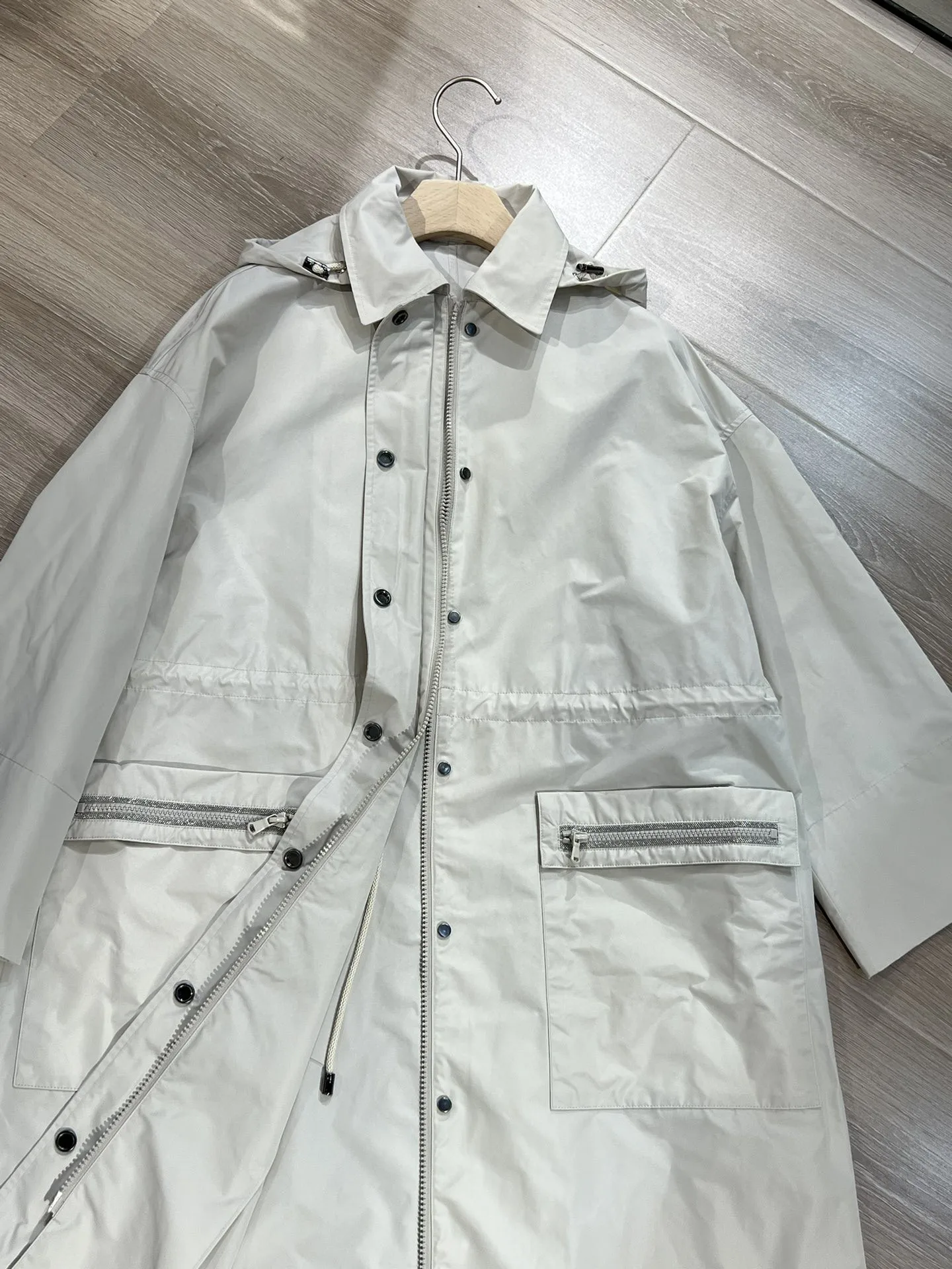 Thin lightweight waterproof taffeta windbreaker jacket