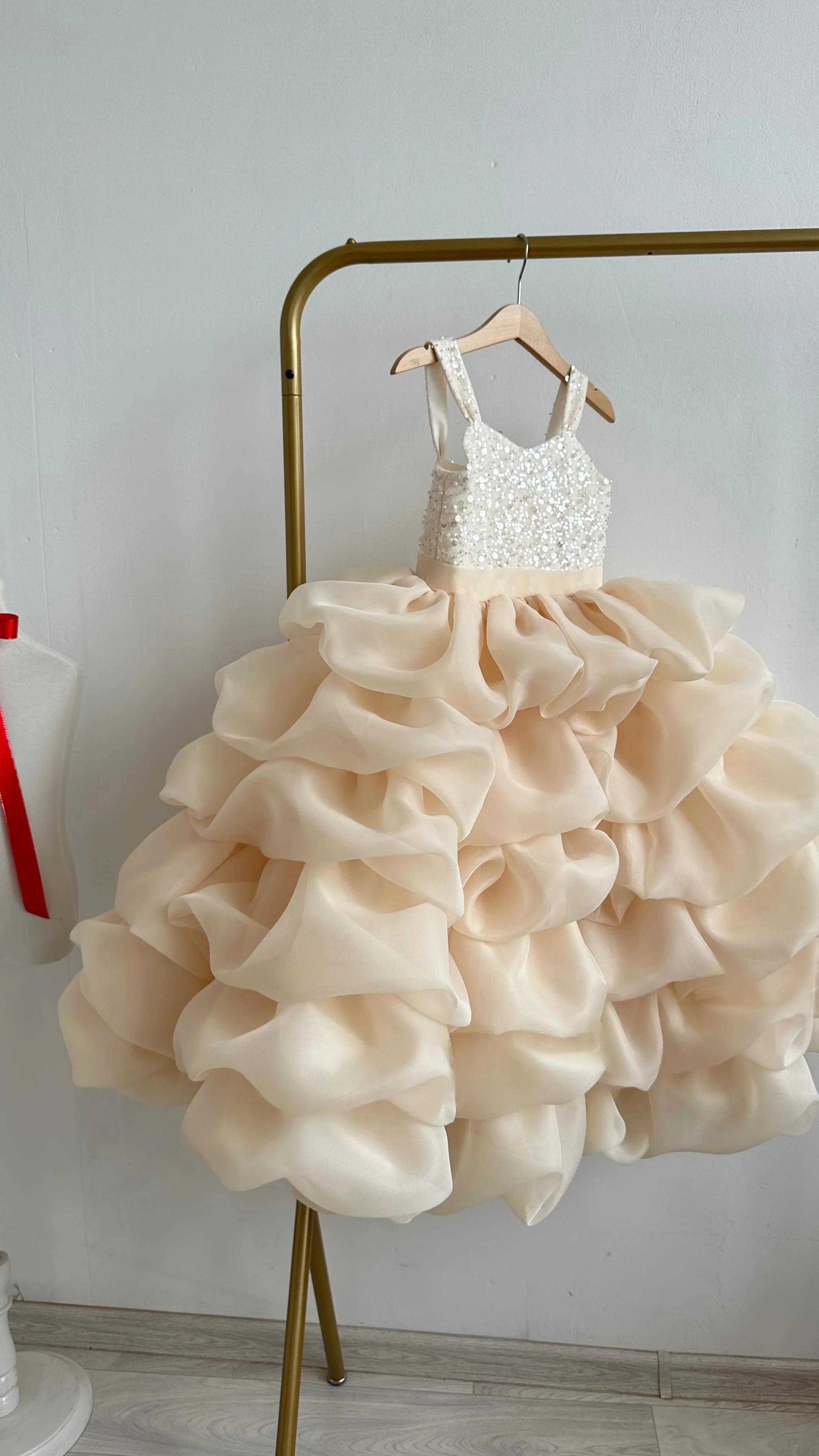 

Детское платье для девочки на свадьбу или на первый Рождественский праздник, без рукавов, с пайетками на лифе, многослойное, из фатина, с оборками и бантом