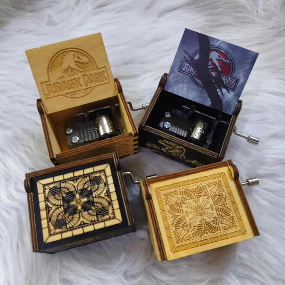 กล่องดนตรีไม้จูราสสิคพาร์ค งานแกะสลักโบราณ หมุนด้วยมือ ดนตรีคลาสสิก เหมาะสำหรับเป็นของขวัญวันเกิด คริสต์มาส ของตกแต่งบ้านสำหรับครอบครัว