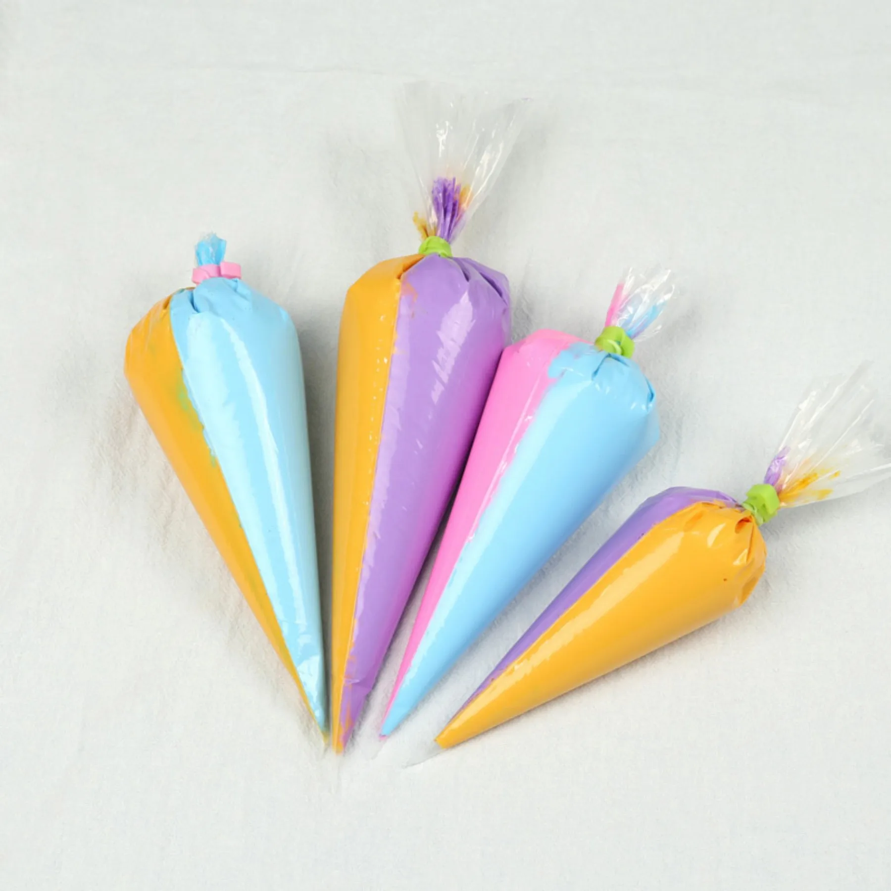 

Disposable LDPE/Food, Grade PE Piping Bags for Cake Decorating, Cookie Making & Mousse Creating Leak Proof & Durable，pack of 100