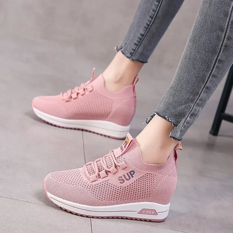 Tênis de malha respirável para mulheres, cunhas de salto escondidas, sapatos de plataforma, saltos pretos, branco, rosa, casual, verão, venda