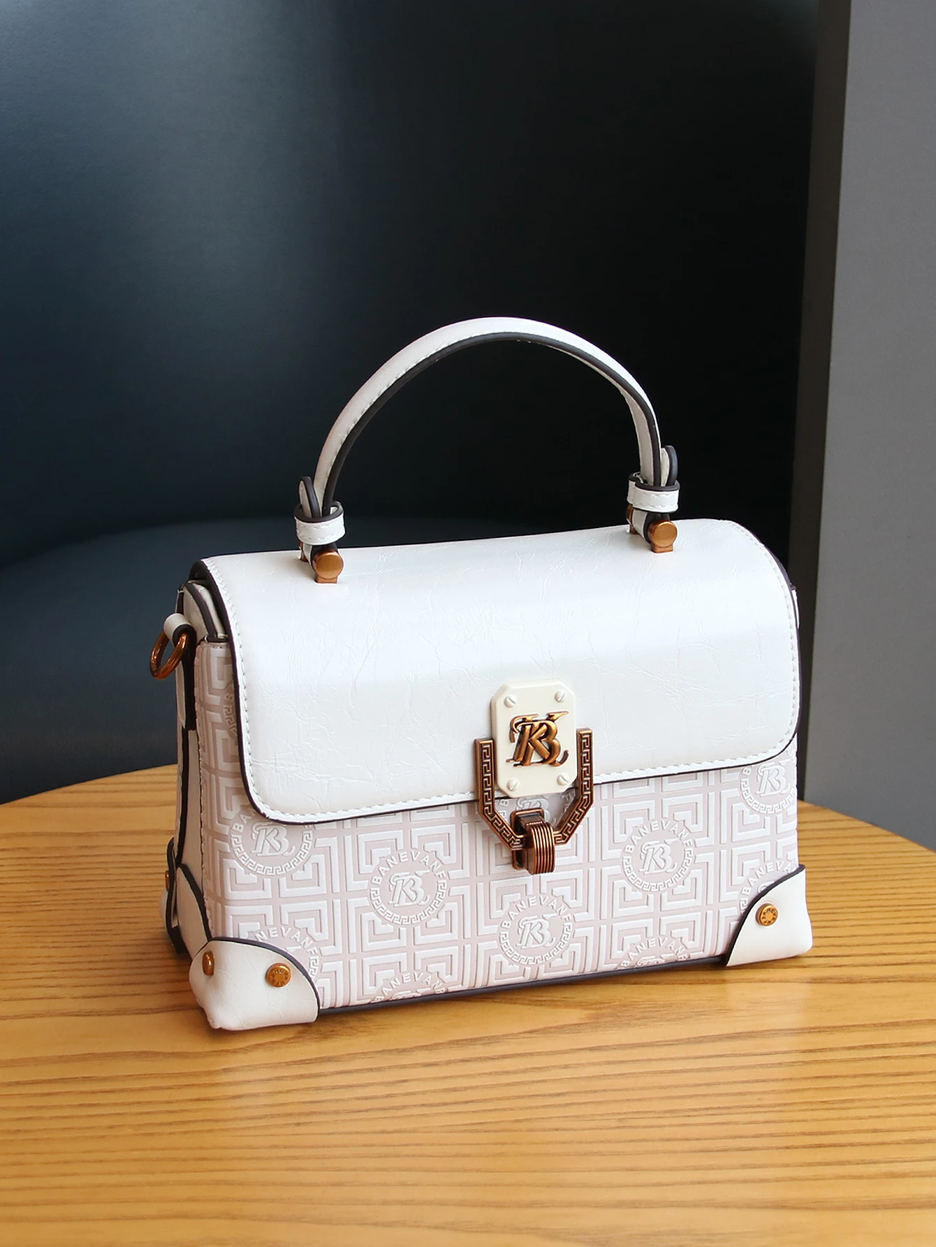 

2025 fashionable new handbag with high quality, light luxury and niche design, letter embossing, high sense of heavy industry, l