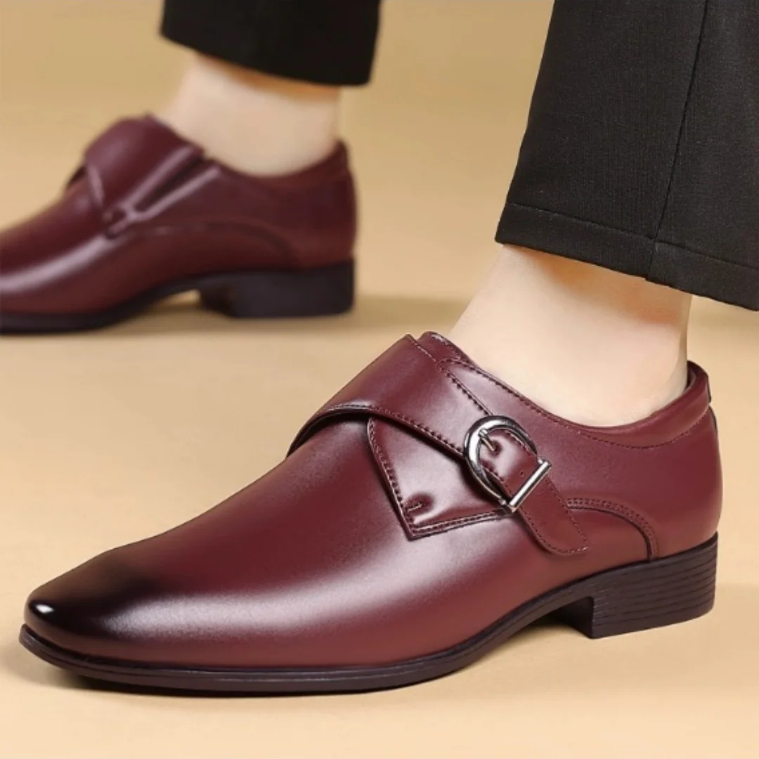 Men's business leather shoes in British style are fashionable, casual and comfortable for banquets and weddings