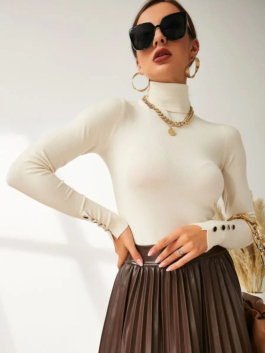 

Кремовый вязаный пуловер с высоким воротником и ребристой отделкой, с пуговицами на манжетах