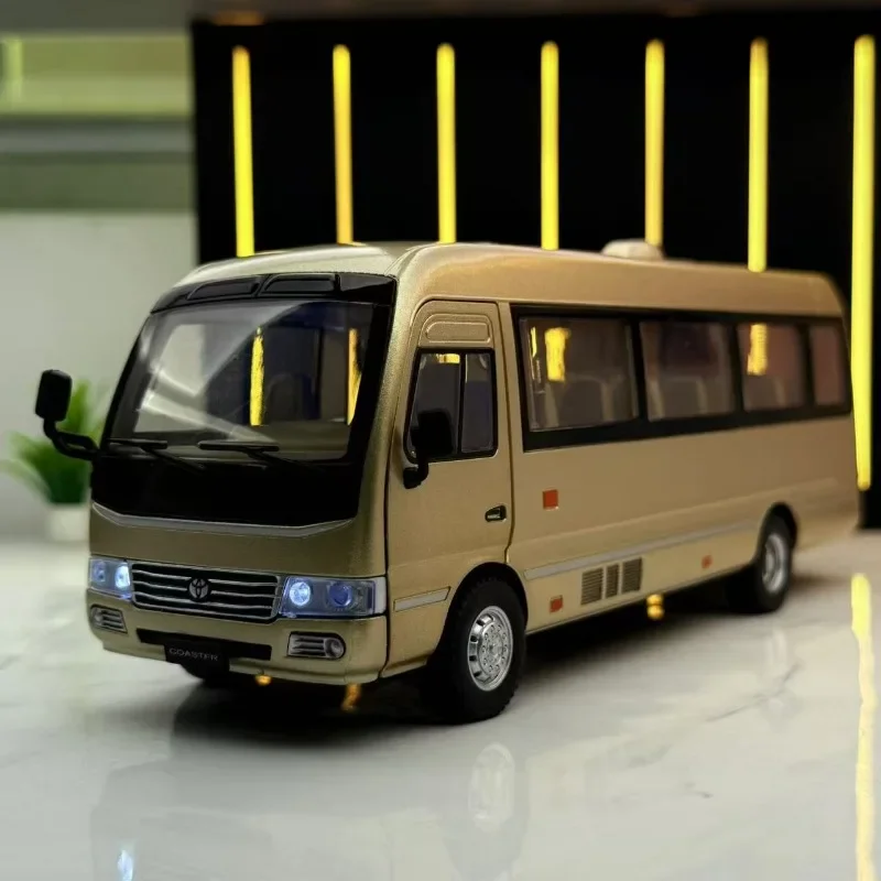 Toyota Coaster Bus Legierung Modell Sound und Licht Simulation 1:24 Zurückziehen Spielzeug Auto Sammlung Miniatur Voiture Kinder Junge geschenk