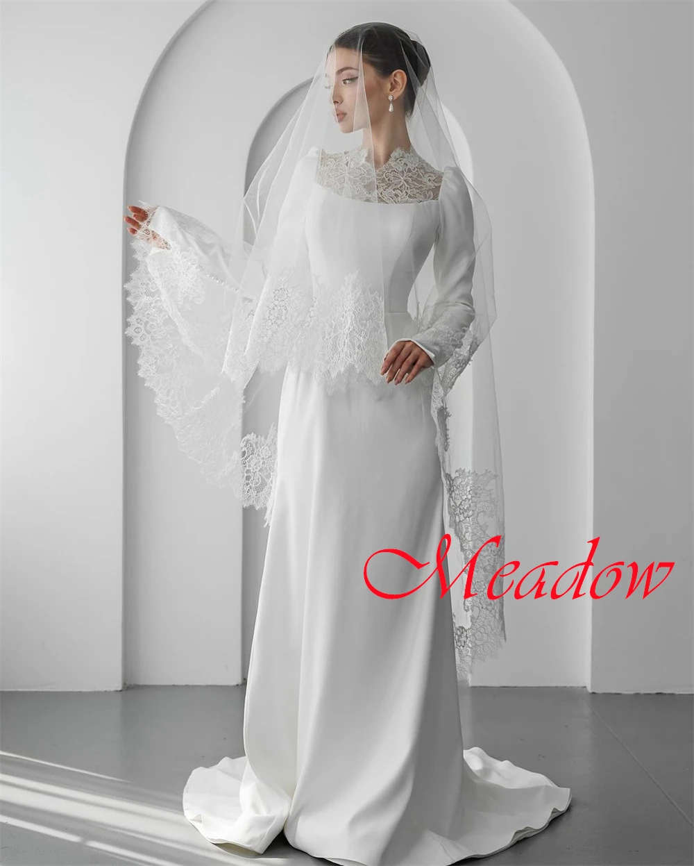 Customized Exquisite White Satin Bridal Gowns Elegant Crew Neck Long Sleeves Wedding Dresses Chapel Train Robe de mariée