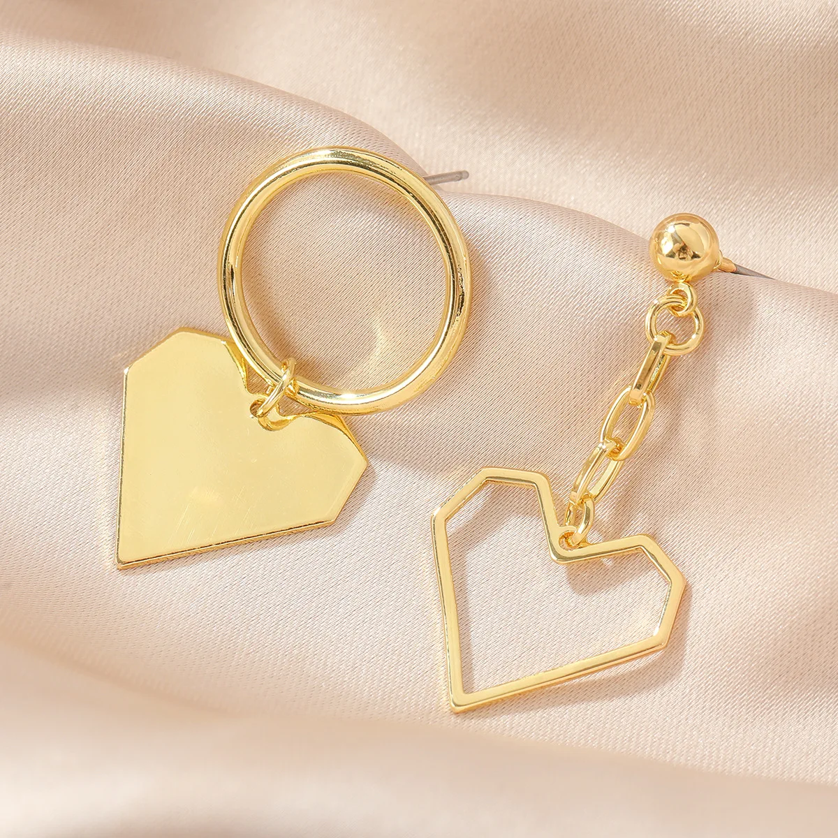 Vintage Personality Simple Metal Love Heart Asymmetry Pendant Earrings for Women   Elegant Heart Shape Earrings Party Jewelry