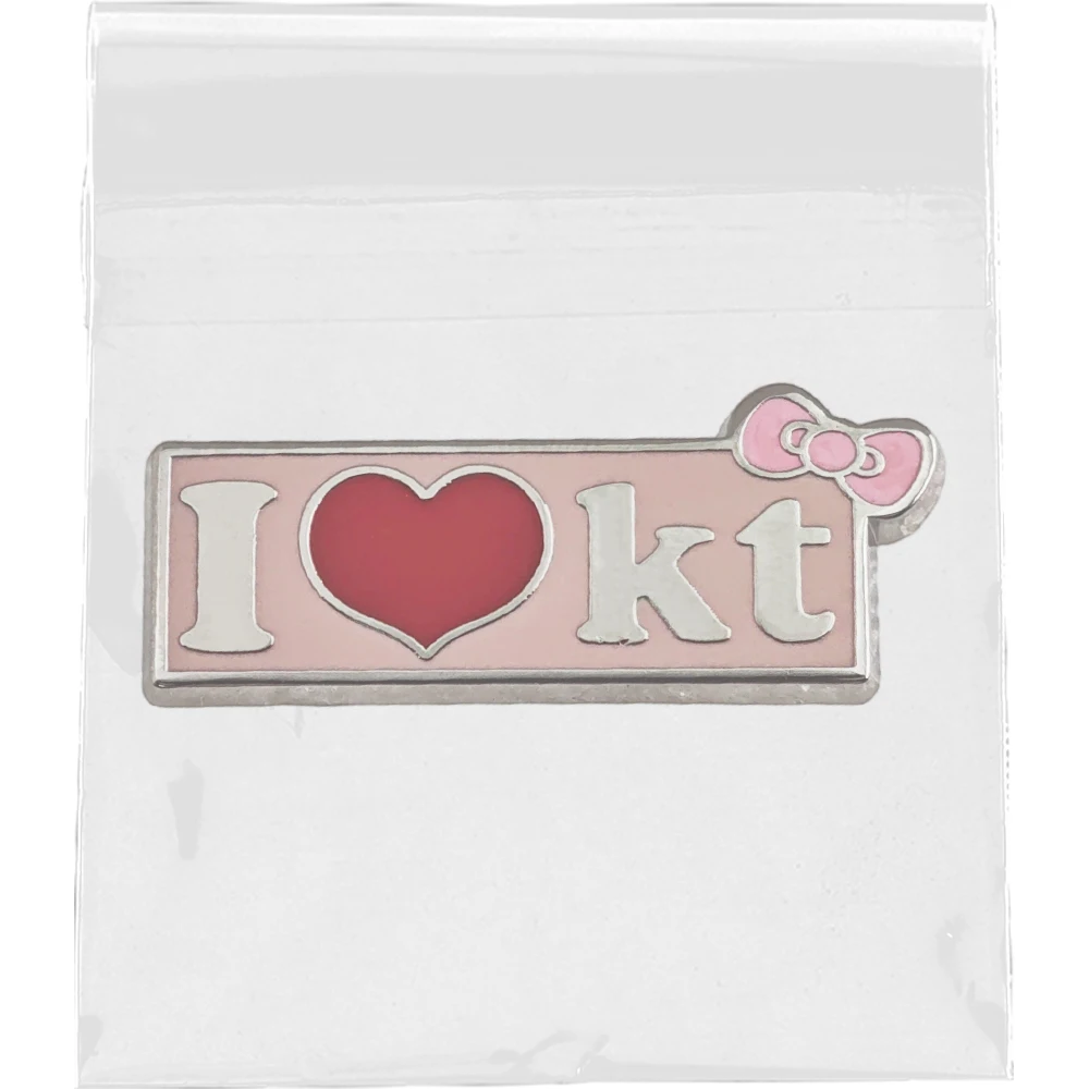 Niedliche Emaille-Pins „I Love KT“-Broschen, rosa Schleife, rotes Herz, Metall-Abzeichen, Anstecknadel für Rucksack, Jeansjacke, Geschenk – Detail 7