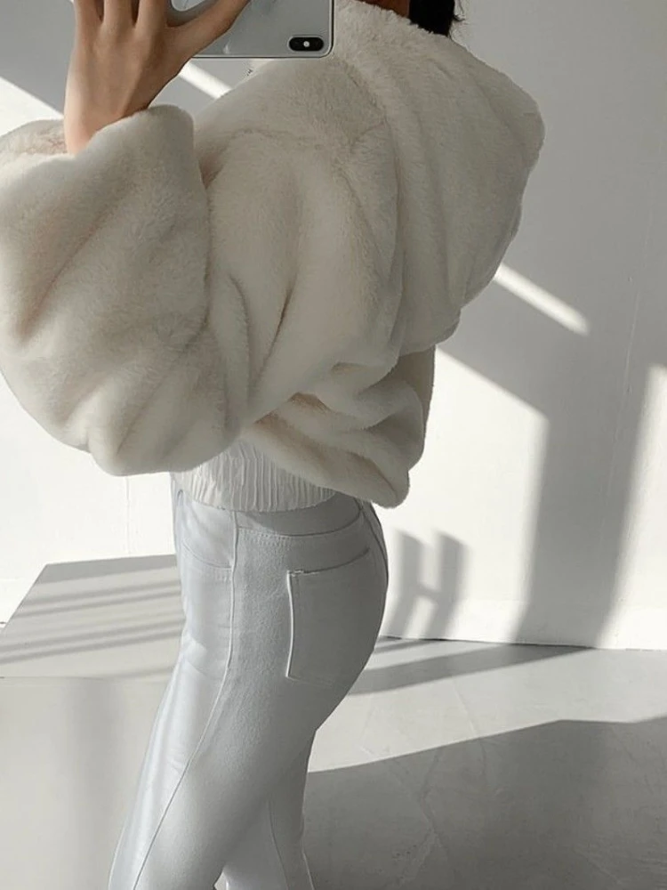 Sexy inverno zip casacos com capuz teddy falso casaco de pele das mulheres de luxo curto branco engrossar falso pele outwear bolsos solto e675