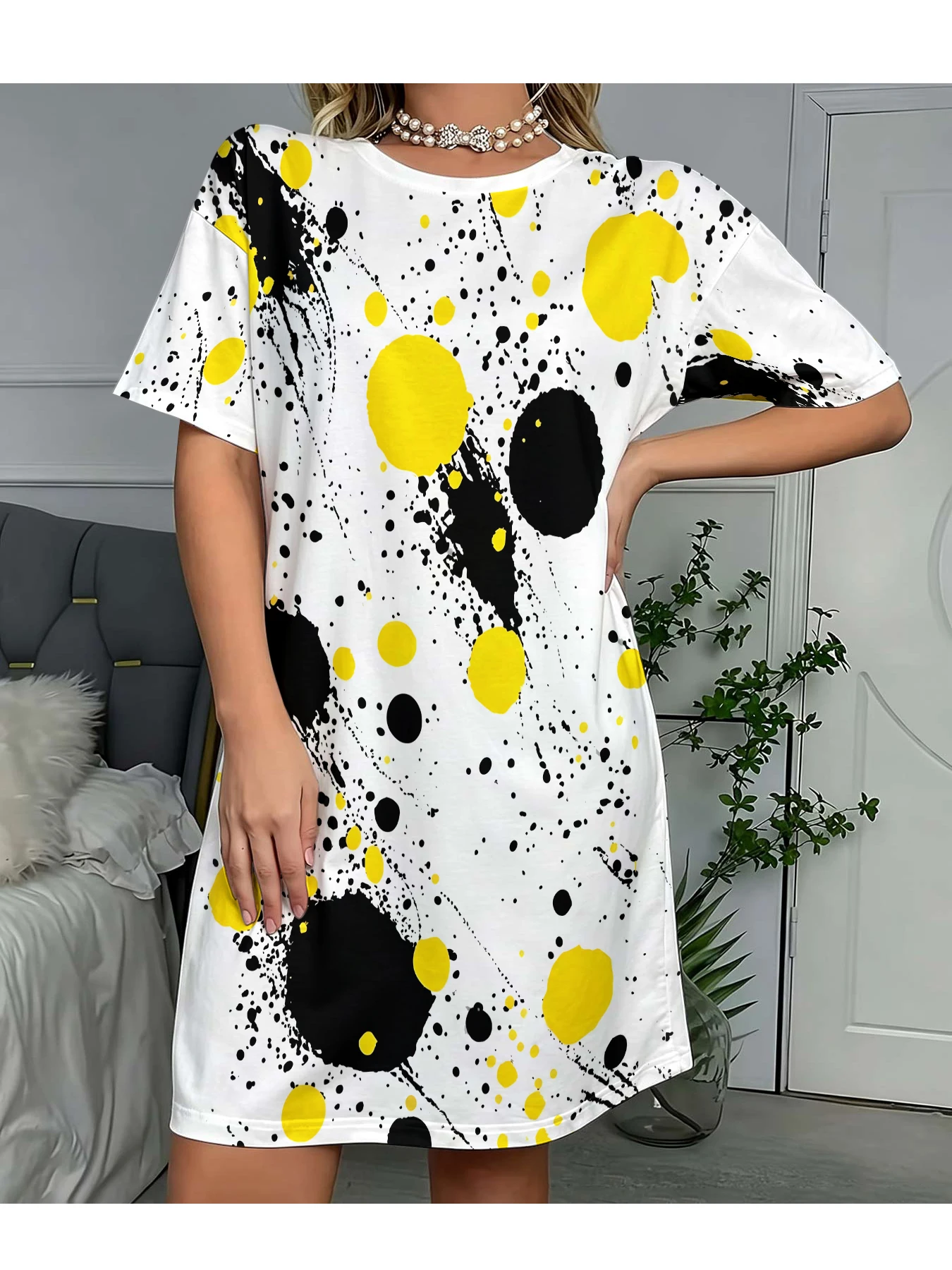 Women's Round Neck Short-Sleeved Dress with White Background and Black and Yellow Splash Ink Polka Dot Abstract Art Print, A-Line Casual Dress