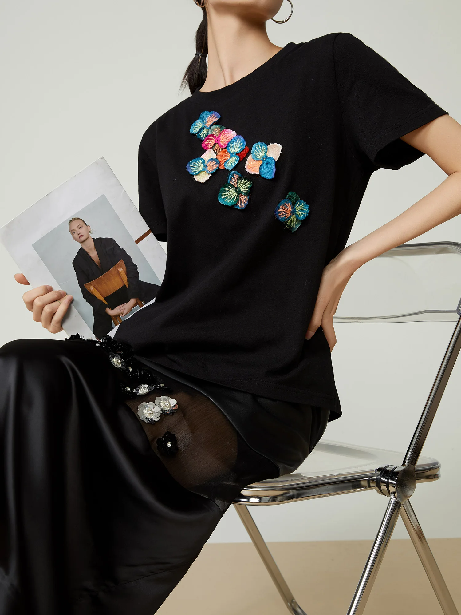 

Женская футболка ручной работы с цветочной вышивкой, короткий рукав, модный ретро-стиль, летний новый дизайн, топ с небольшим декором