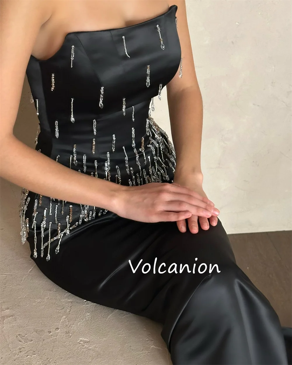 ที่กําหนดเองแฟชั่น Charmeuse ประดับด้วยเลื่อมทรัมเป็ตชุด Midi ที่ไม่มีสายหนัง Bespoke โอกาสสไตล์โมเดิร์นประณีต