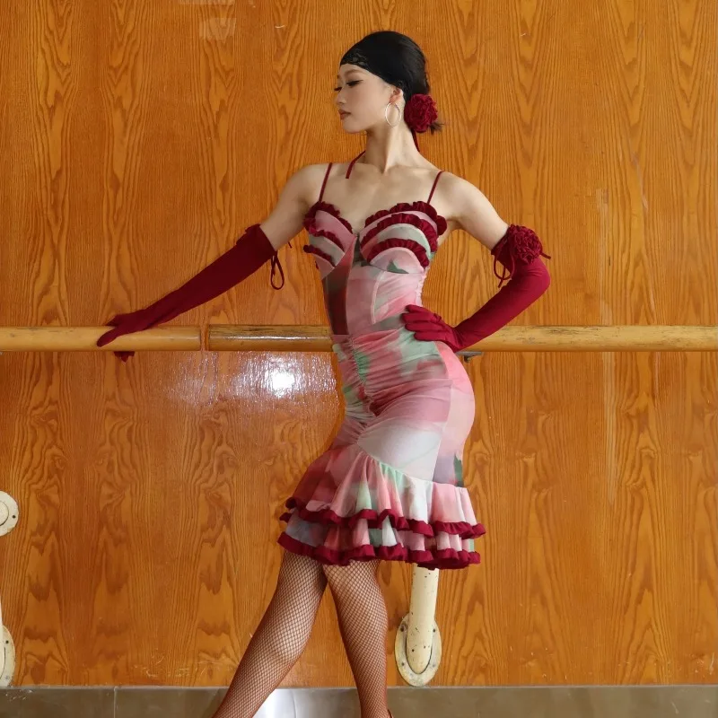 Abito da ballo latino personalizzato Completo da allenamento per donna Set da performance Canotta stampata Top Mezza gonna con bordo arricciato a doppio strato