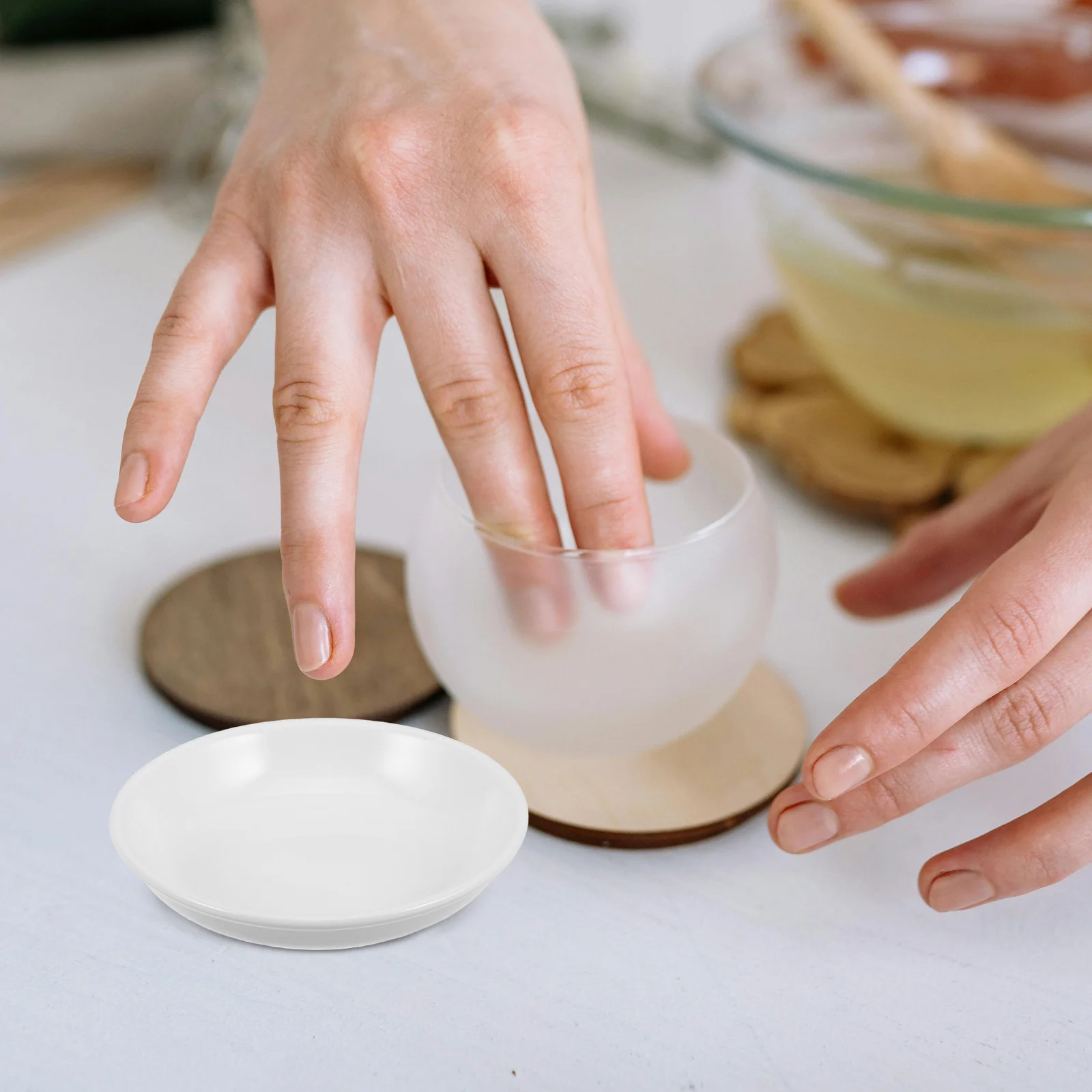 

5Pcs Small Ceramic Tray 4-Inch Round Replacement Wax Melt Bowl for Wax Warmers Reusable Liners Heat Distribution Plate