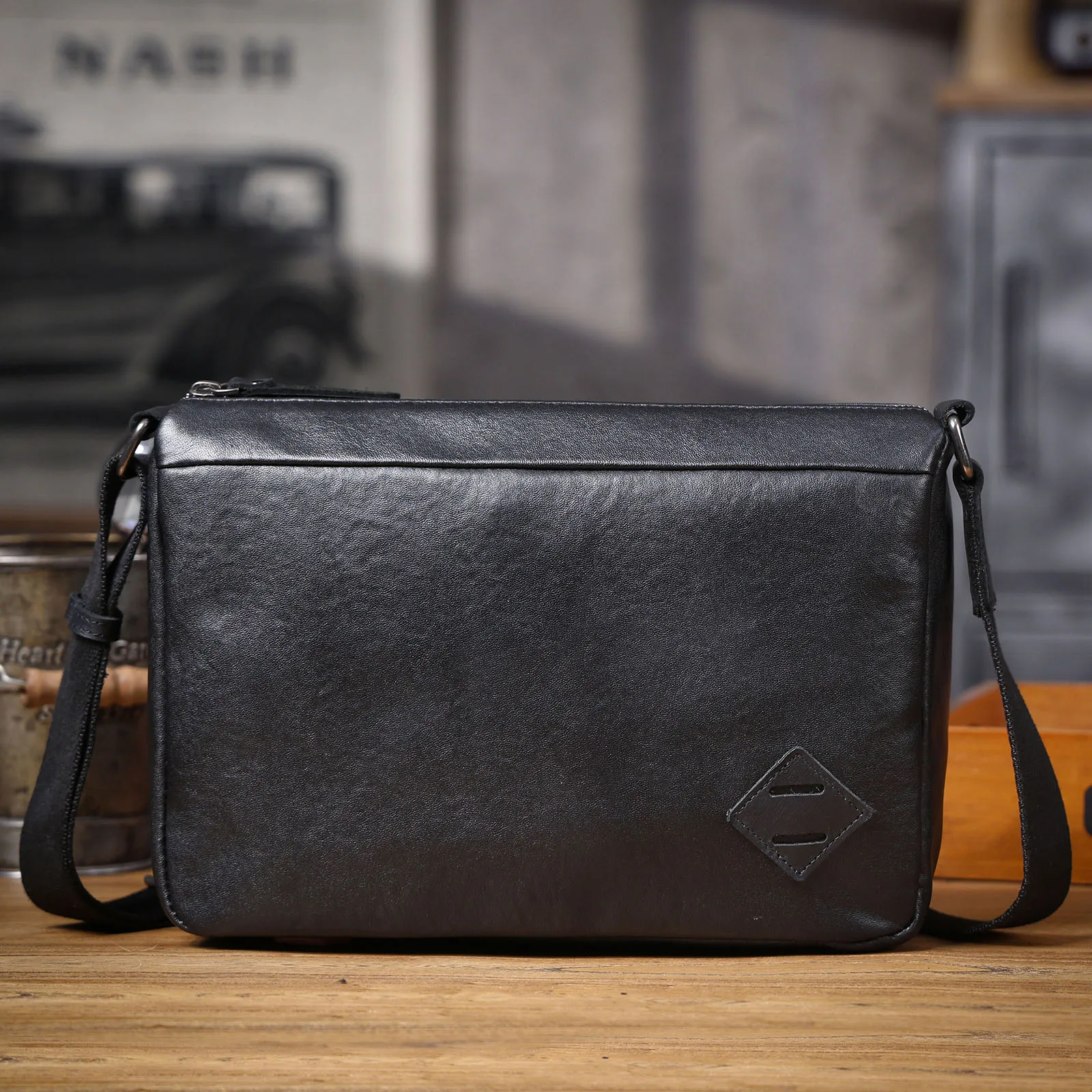 S.WORKER Vintage Herren-Umhängetasche aus Vollnarbenleder | Handgefertigter Messenger aus Used-Leder – Detail 7